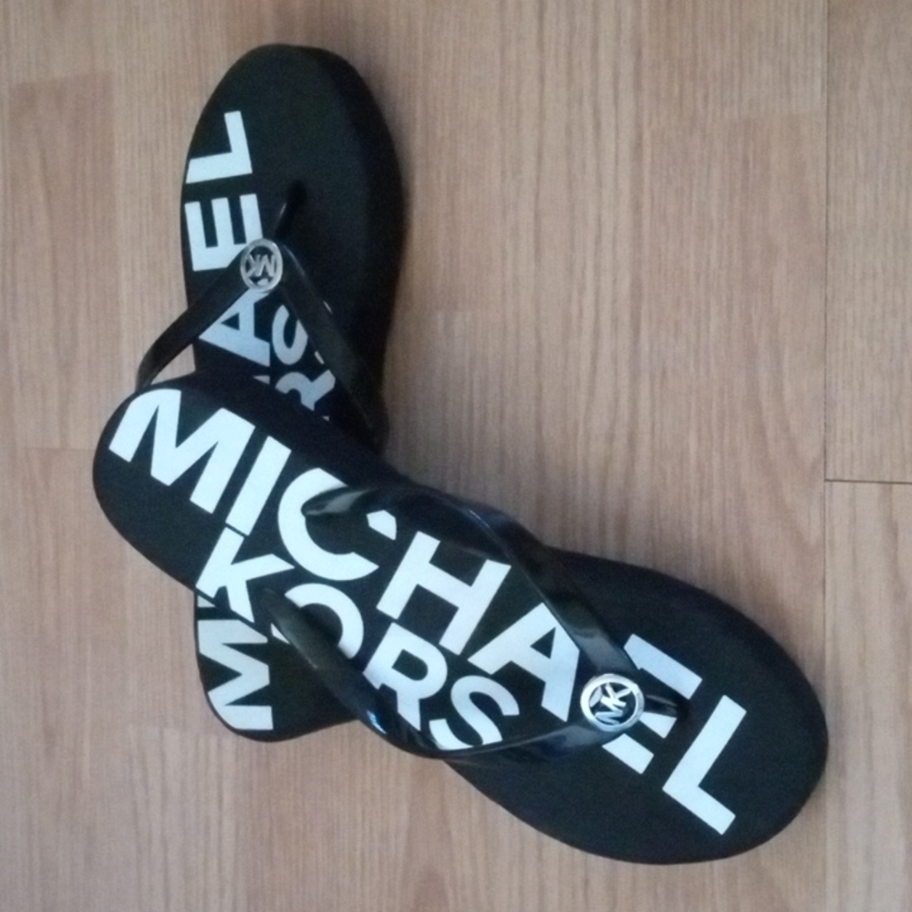 New MK Flip flops - Picture 4 of 5